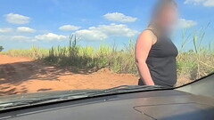 Dei carona para uma gostosa na estrada e ela gozou no meu carro! Thumb