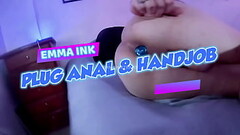 Seios pequenos, pau grande e bunda apertada. Emma Ink brincando com plug anal Thumb