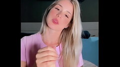 Loira novinha fantasiada de coelhinha brinca com brinquedinho Thumb