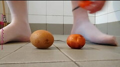 Fu&szlig_spiel in Strumpfhose mit Obst Thumb